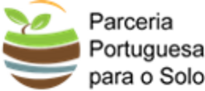 The Logo of the Portuguese Soil Partnership consists of a round icon with brown soil layers, a groundwater layer and a grass layer with a plant growing from it. On the right side next to the icon is written "Parceria Portuguesa para o Solo".